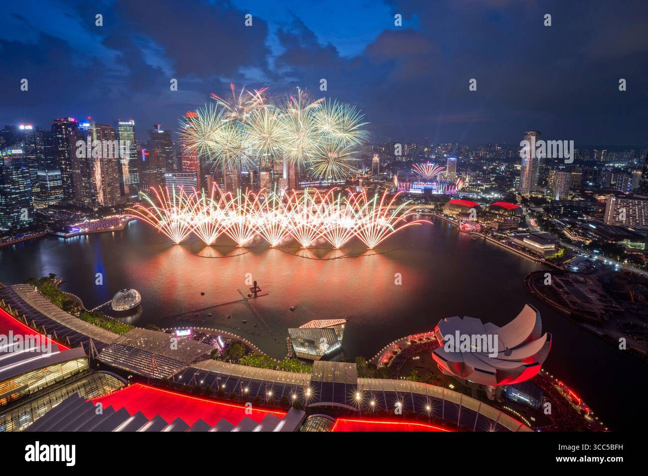 Pékin, Chine. 9 août 2025. Des feux d'artifice illuminent le ciel au-dessus de Marina Bay lors des célébrations de la Fête nationale à Singapour, le 9 août 2025. Singapour a célébré samedi le 60e anniversaire de son indépendance. Credit : puis Chih Wey/Xinhua/Alamy Live News Banque D'Images