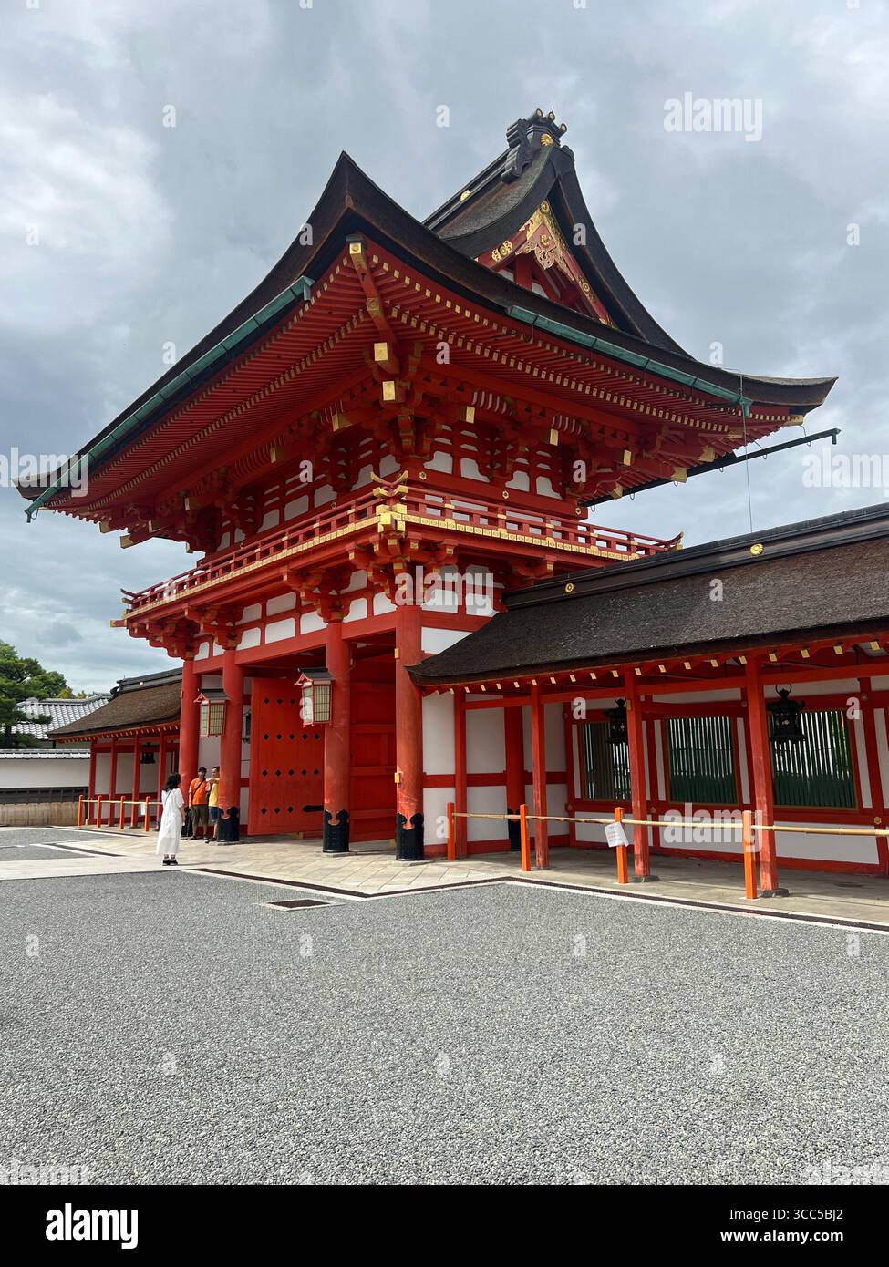 Découvrez la beauté intemporelle du temple Sanjusangendo de Kyoto avec ses murs rouges frappants. Banque D'Images
