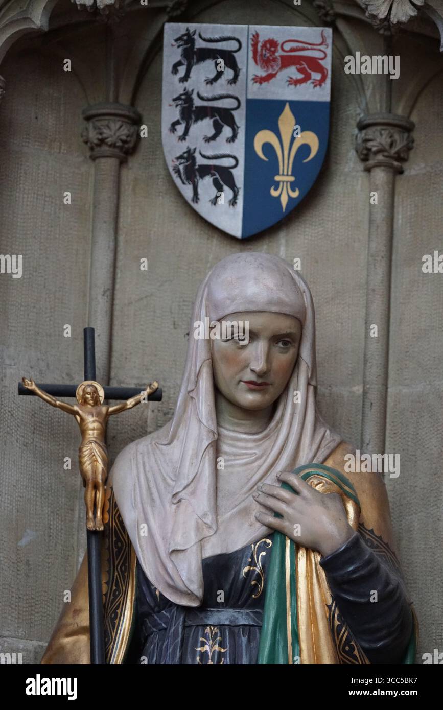 Statue élégante représentant une figure religieuse avec bouclier et crucifix. Salisbury, Angleterre Banque D'Images