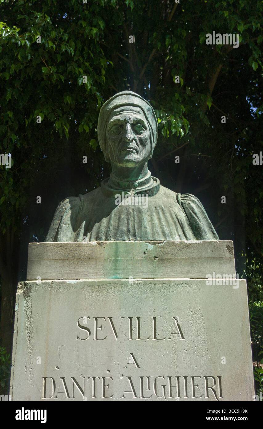 Séville, Espagne - 27 août 2024 : buste de Dante Alighieri, poète italien. Juan Abascal Fuentes sculpteur, 1989. Parque Maria Luisa, Séville, Espagne Banque D'Images
