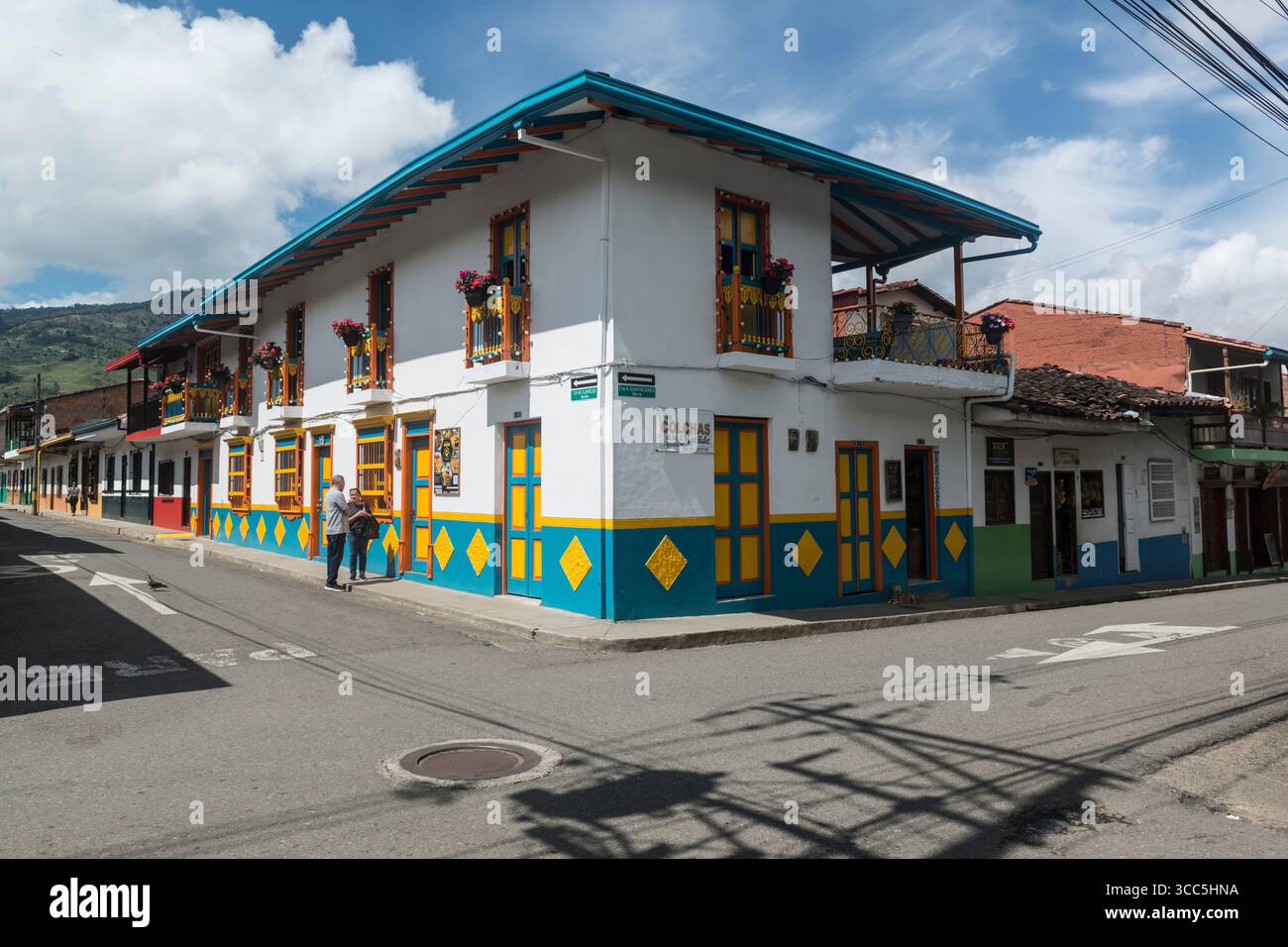Intersection d'une rue avec des maisons aux couleurs vives à jardin, département d'Antioquia, Colombie Banque D'Images