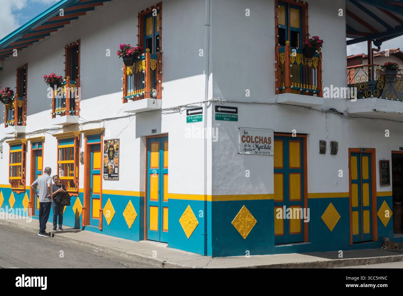 Maison aux couleurs vives sur une intersection à jardin, département d'Antioquia, Colombie Banque D'Images
