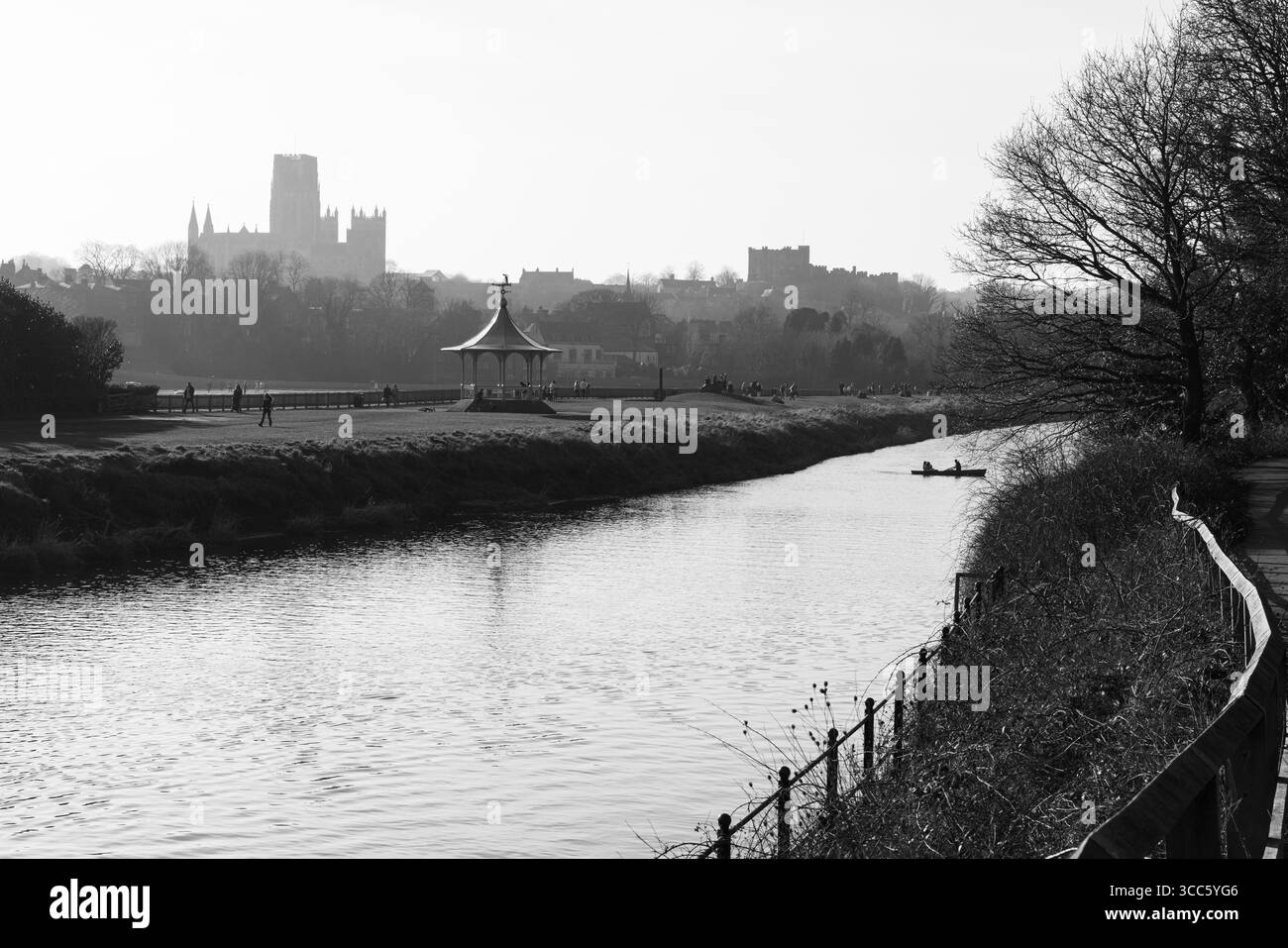 Image en noir et blanc prise sur la rive de la rivière à Durham City montrant la cathédrale, le château et le stand de bande, comté de Durham, Angleterre, Royaume-Uni. Banque D'Images