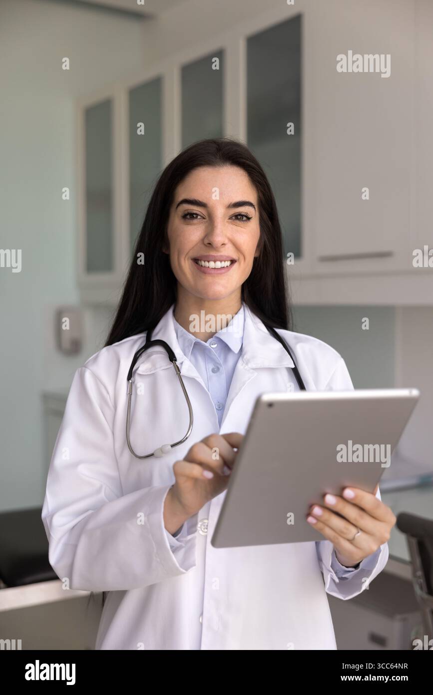 Femme médecin hispanique positive posant pour un portrait professionnel de la santé Banque D'Images