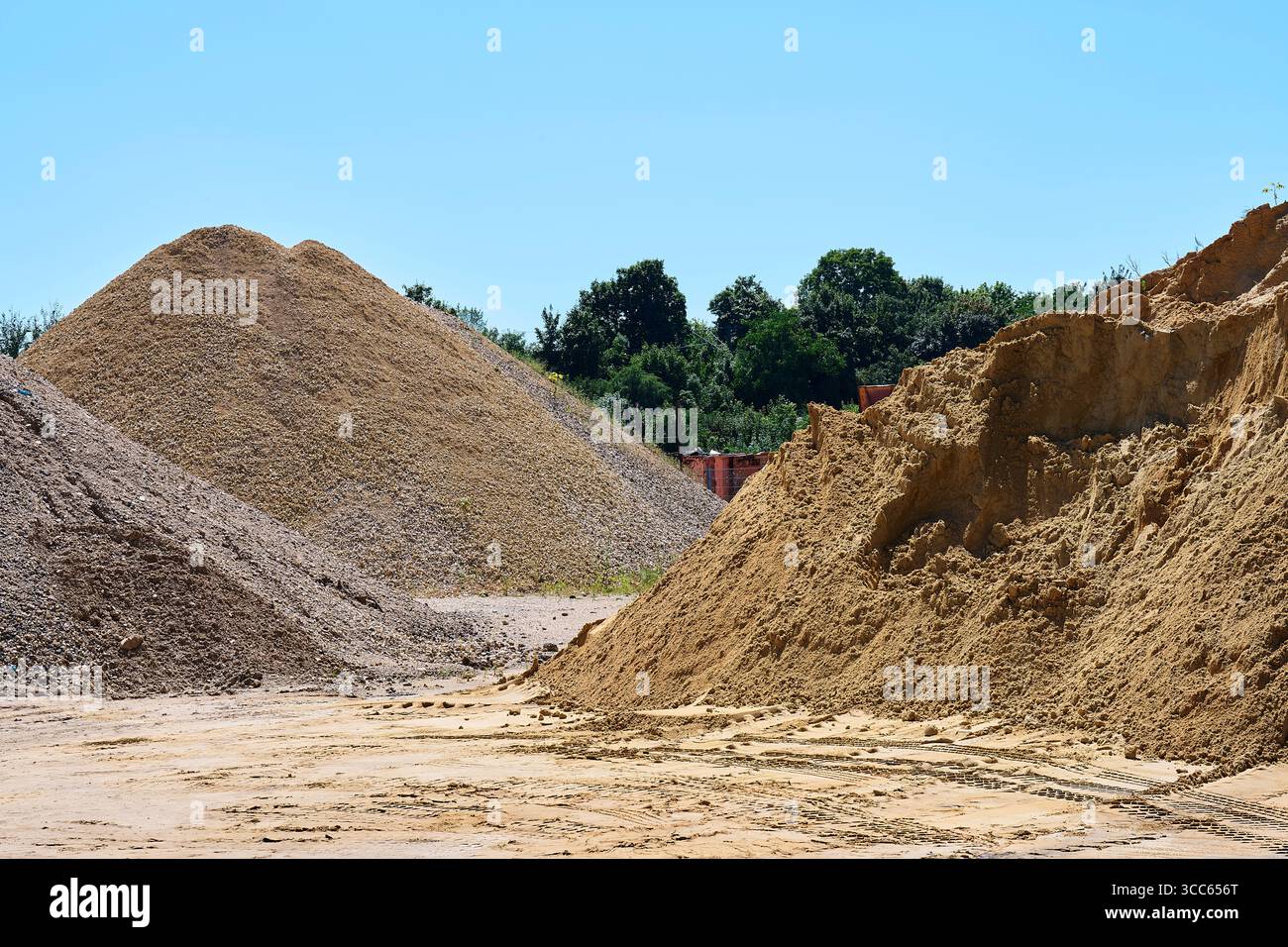 Haufen mit Sand und Schotter vor blauem Himmel Banque D'Images