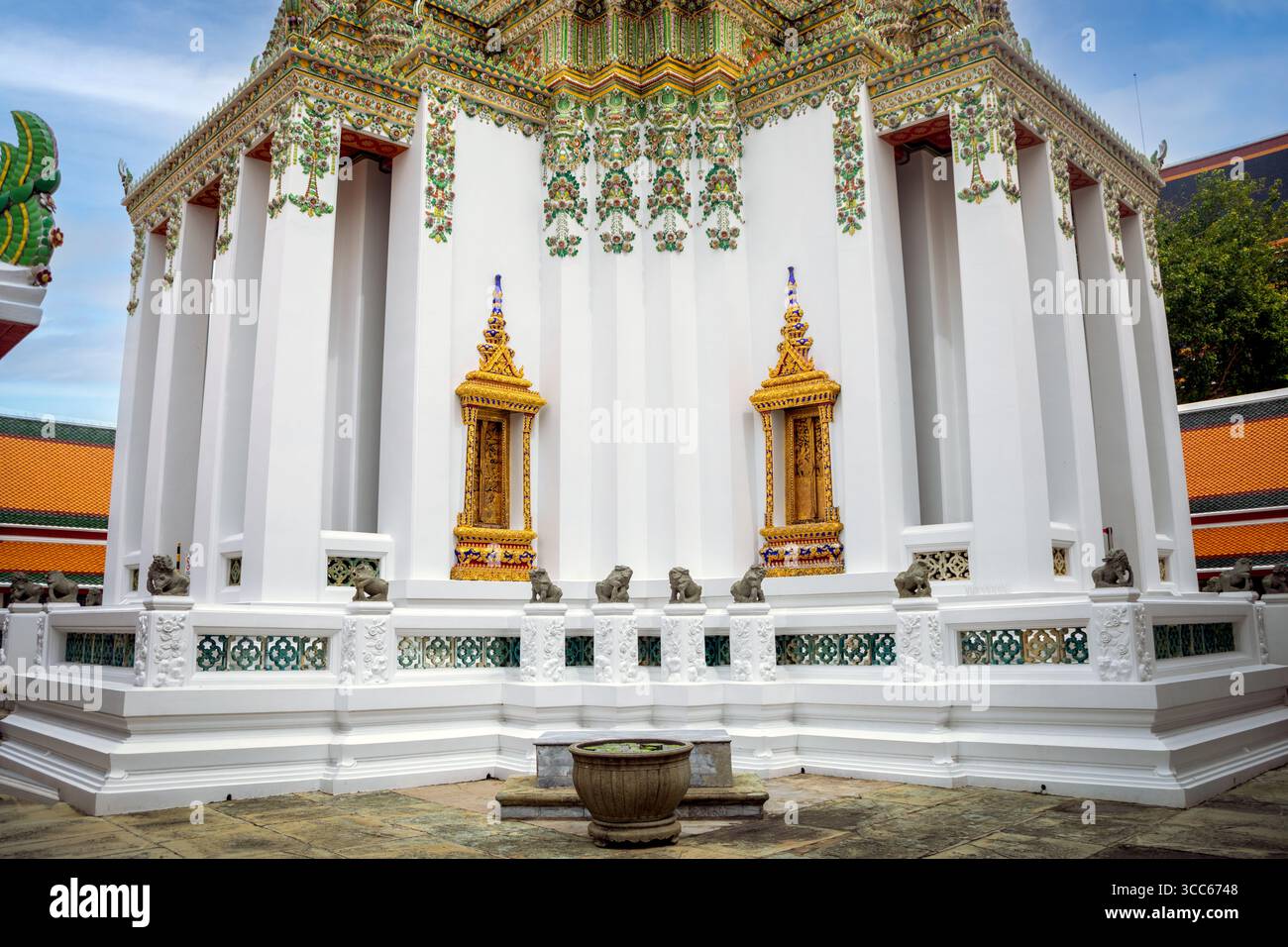 Une vue détaillée du Phra Mondop au complexe du temple bouddhiste Wat po à Bangkok, Thaïlande. Banque D'Images