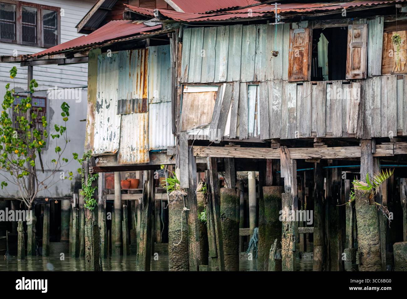 Maisons en bois le long du canal Khlong Mong sur le côté Thonburi de Bangkok, Thaïlande Banque D'Images