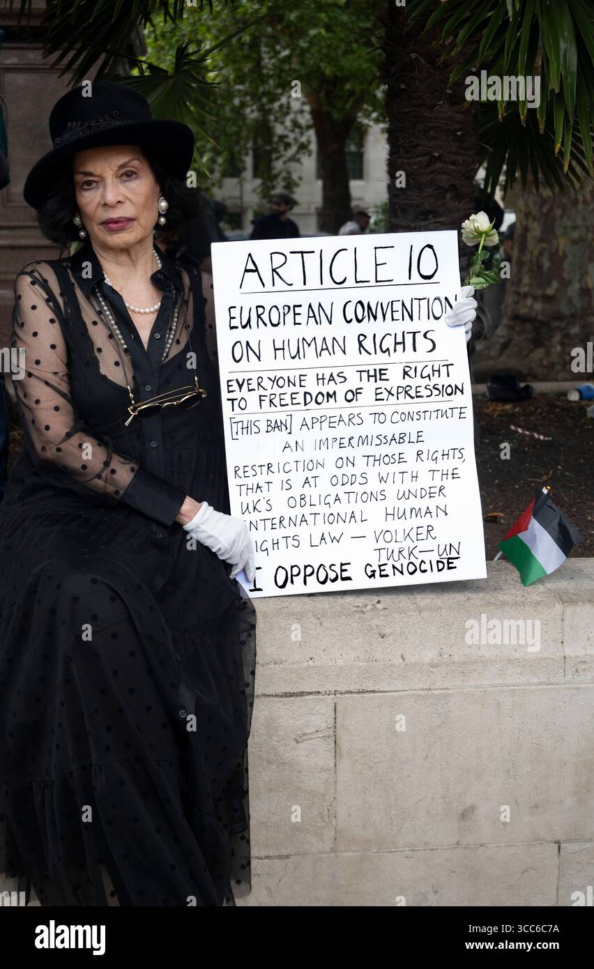 Le 9 août, plus de 450 personnes, beaucoup d'entre elles âgées, ont été arrêtées à Parliament Square, dans le centre de Londres pour avoir manifesté leur soutien à Palestine action, un pr Banque D'Images