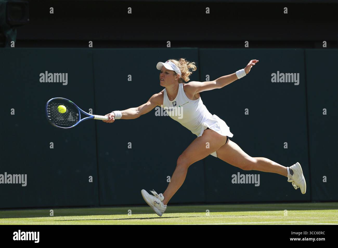 La joueuse de tennis allemande Laura Siegemund (GER) en action aux Championnats de Wimbledon 2025, Londres, Angleterre, Royaume-Uni Banque D'Images