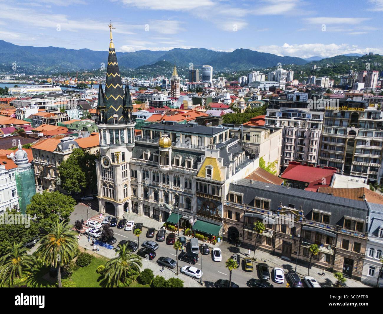 Vue sur la ville avec des bâtiments impressionnants, d'inspiration historique devant un panorama de montagne, vue aérienne, horloge astronomique, toit noir-or, Europe S. Banque D'Images