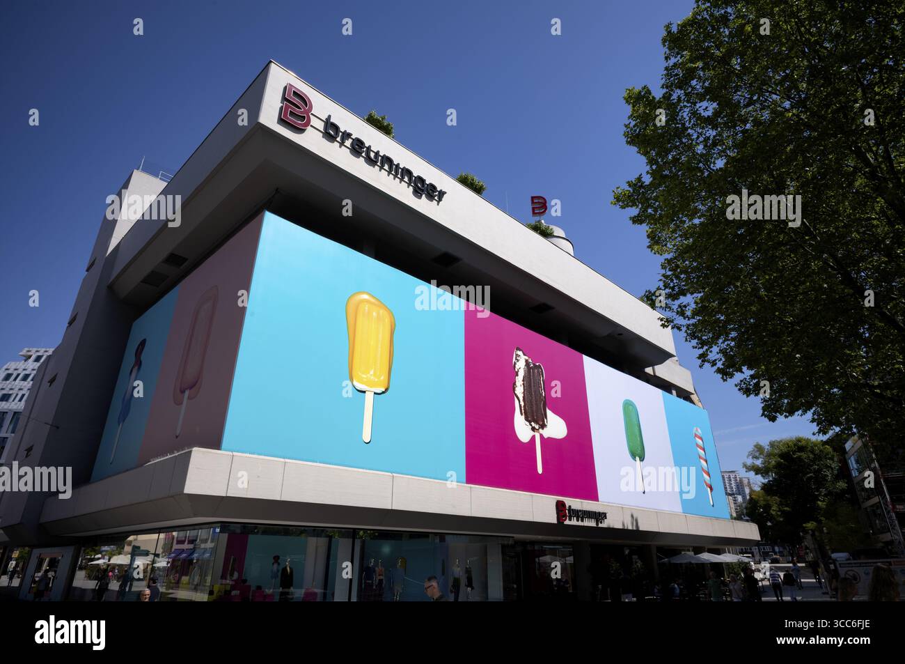 Décoration d'été, crème glacée, sucette glacée, photos sur la façade des grands magasins Breuninger, siège de la chaîne des grands magasins, lo Banque D'Images