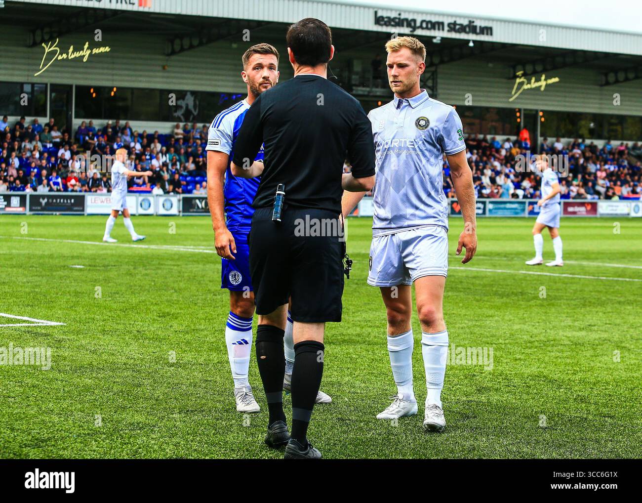 L'arbitre Michael Crusham parle à Vaughan Redford de Worksop Town et Paul Dawson de Macclesfield lors du pari de match de l'Enterprise National League North Banque D'Images