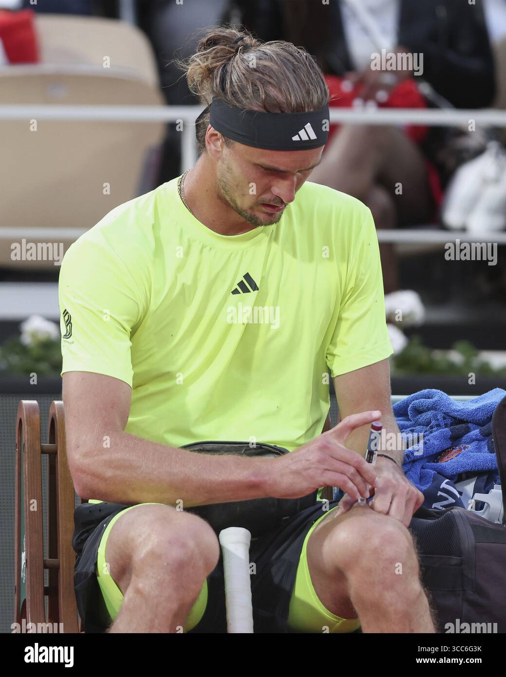 Le joueur de tennis allemand Alexander Zverev est diabétique et injecte de l'insuline dans sa jambe pendant une pause de jeu, Open de France, Roland Garros, Paris, France Banque D'Images