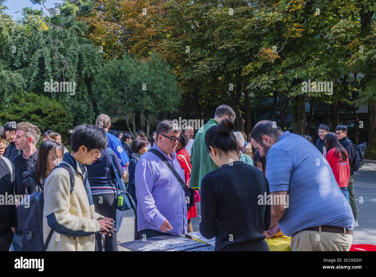 Daejeon, Corée du Sud. 25 octobre 2019 : des personnes non identifiées à table achètent des billets de nourriture auprès d'étudiants bénévoles au festival culturel Woojeong Helpers Banque D'Images