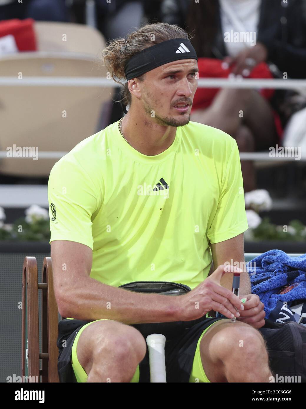 Le joueur de tennis allemand Alexander Zverev est diabétique et injecte de l'insuline dans sa jambe pendant une pause de jeu, Open de France, Roland Garros, Paris, France Banque D'Images