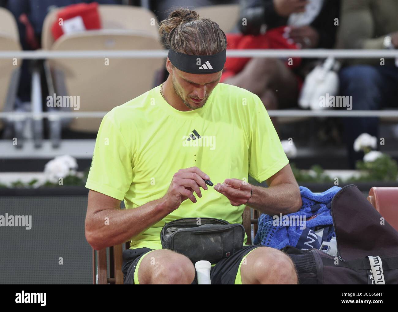 Le joueur de tennis allemand Alexander Zverev teste le diabète au glucomètre pendant une pause de jeu, Open de France Roland Garros, Paris, France Banque D'Images
