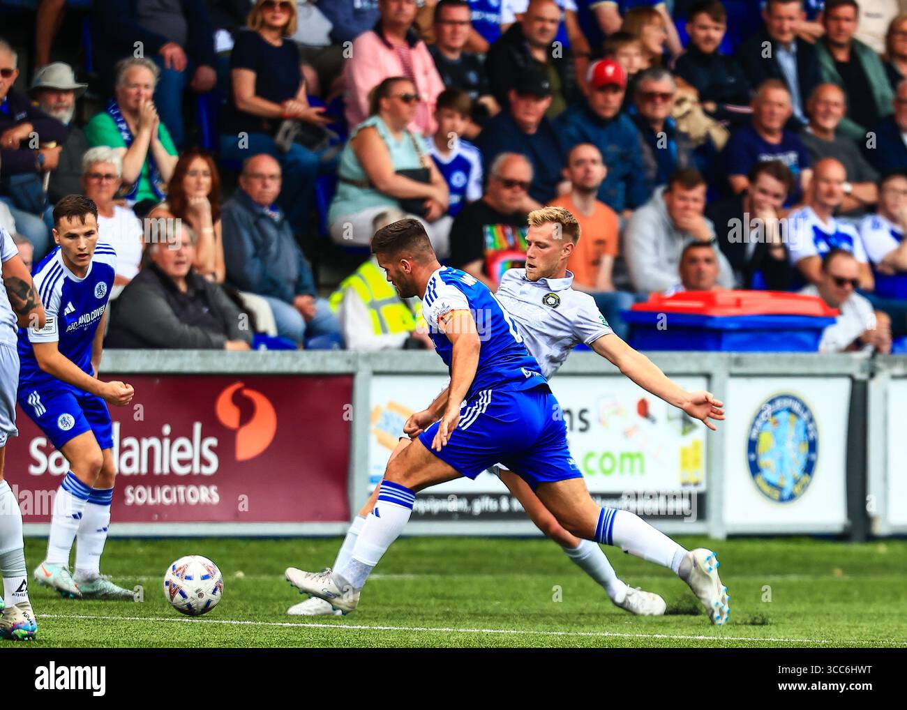 Paul Dawson de Macclesfield est attaqué par Vaughan Redford de Worksop Town lors du match de l'Enterprise National League North entre Macclesfield et WO Banque D'Images