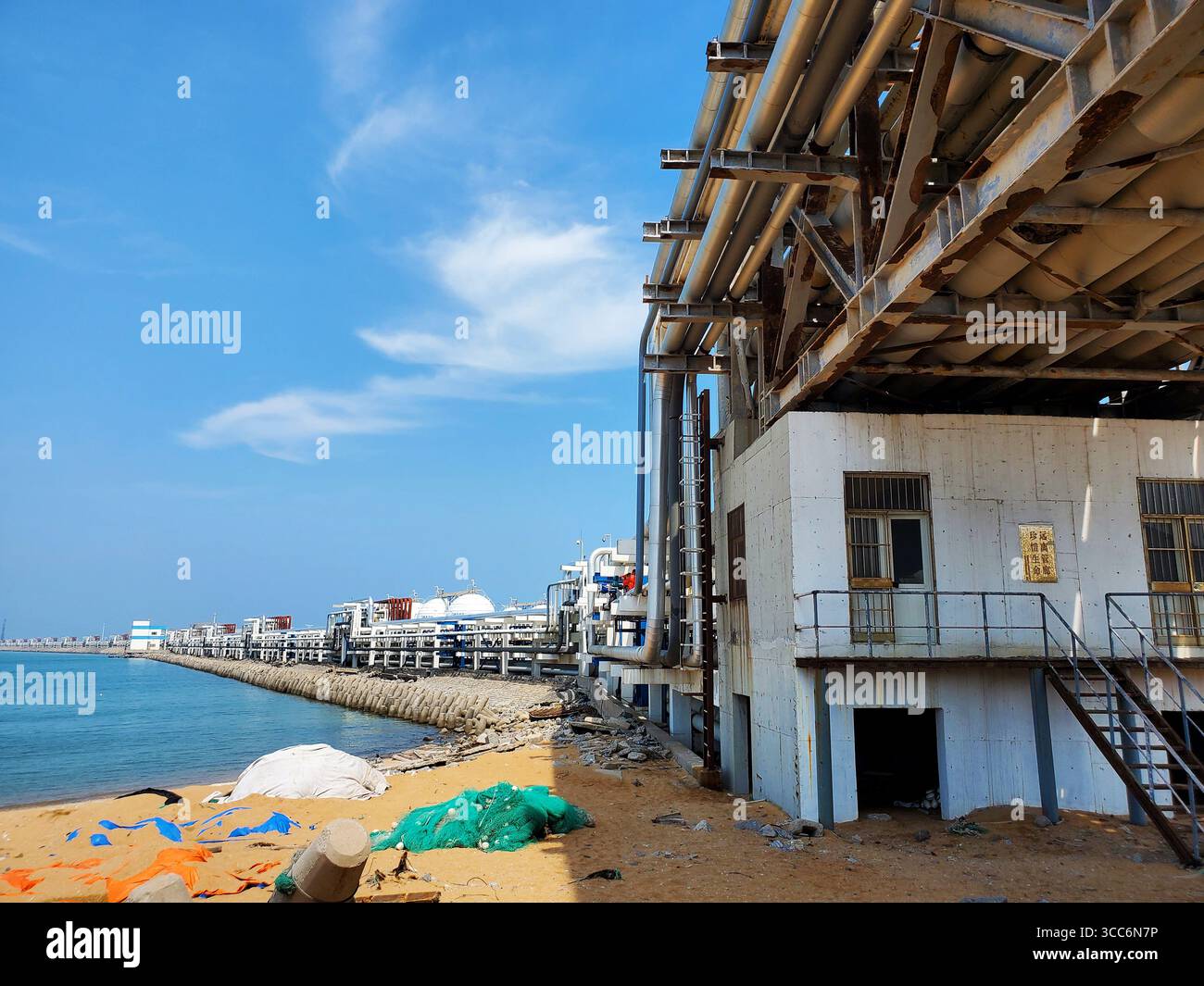 Rack de tuyaux pétrochimiques sur la jetée d'accès au port, Dongying, Chine Banque D'Images