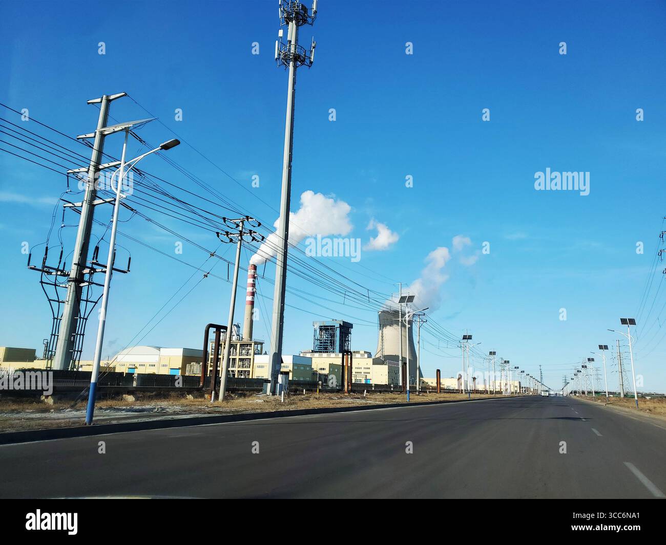 Usine de cogénération et tour de refroidissement dans la zone chimique de Dongying, Chine Banque D'Images