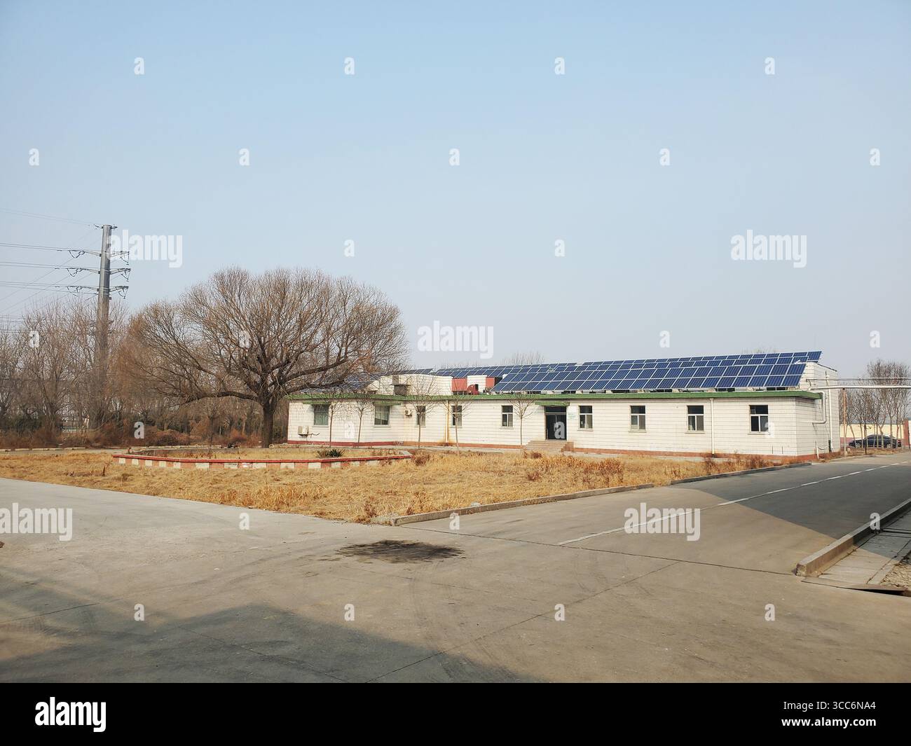 Toit solaire sur usine rurale dans Shandong, Chine Banque D'Images