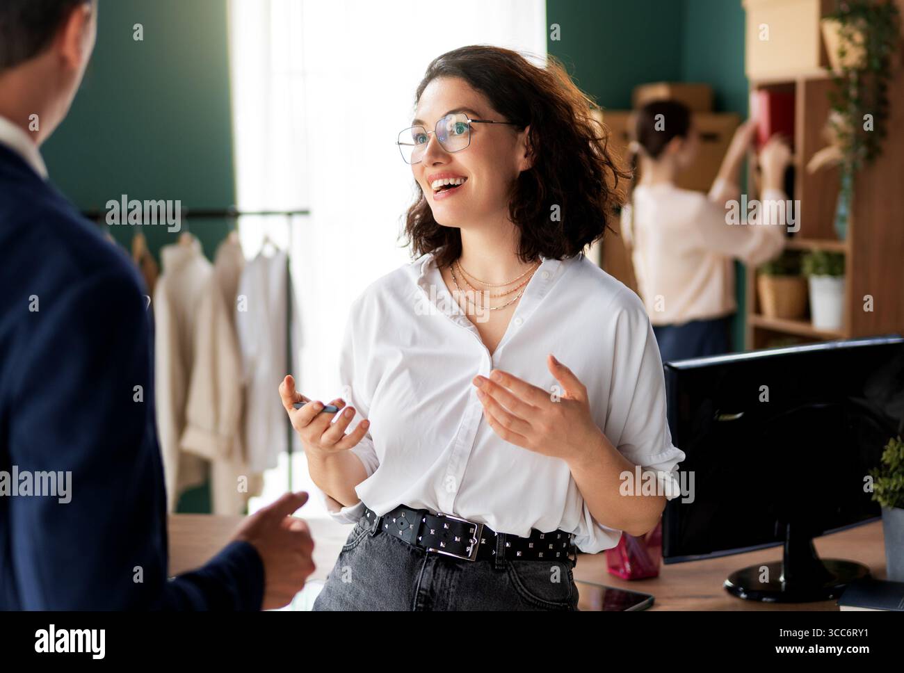 Les jeunes créateurs de mode travaillent en studio. Banque D'Images