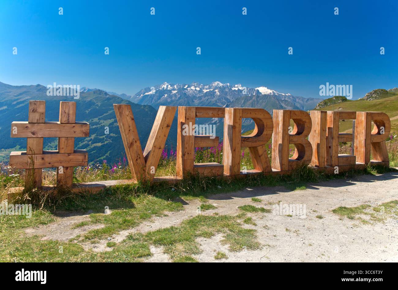 Le mot « Verbier » en grandes lettres de bois sur le hotspot photo sur le col de la Croix de Cœur, Verbier, Valais, Suisse Banque D'Images