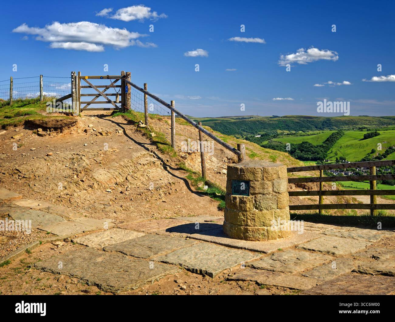 Royaume-Uni, Derbyshire, Peak District, Great Ridge, Hollins Cross, mémorial à une pierre Walker, sentier et porte. Banque D'Images