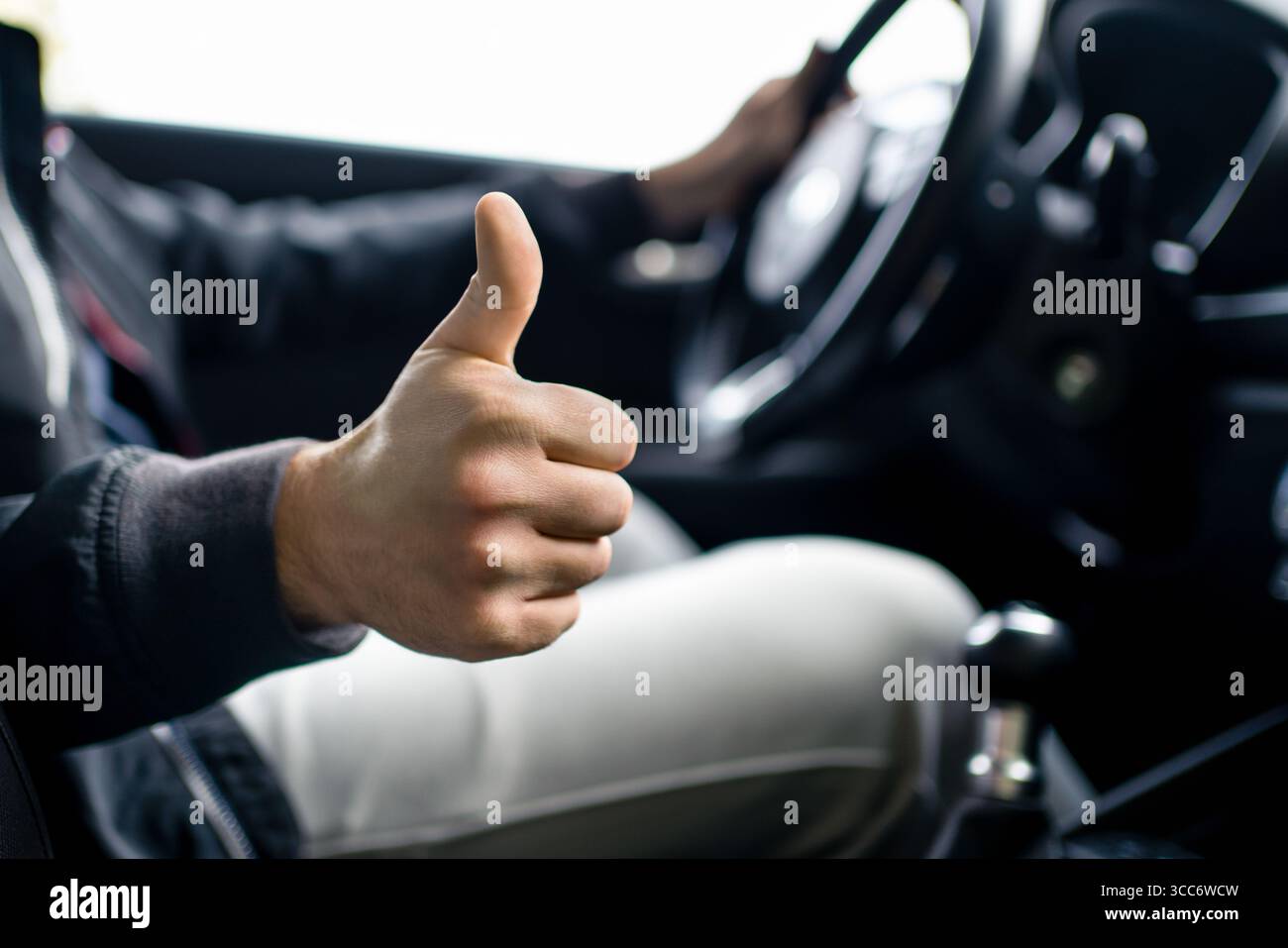 Chauffeur de taxi. Conduisez en toute sécurité. Bon service de licence. Pouce levé. Client satisfait dans la concession. Trajet ou covoiturage. Intérieur, intérieur du véhicule. Banque D'Images