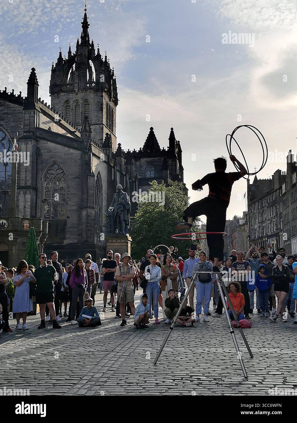 Scènes de rue et numéros distribuant des dépliants pour leurs spectacles sur le Royal Mile à Édimbourg pendant le célèbre Edinburgh Fringe Festival. - Image de stock capturée avec un smartphone