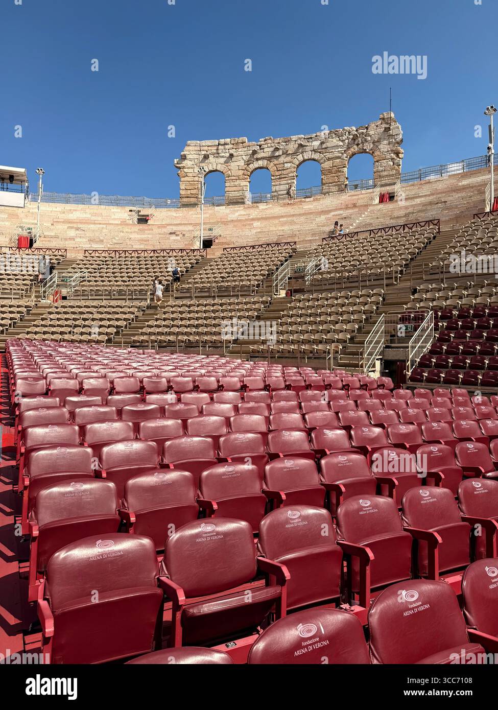 Arène de Vetona, Italie. Sièges rouges dans l'arène romaine regardant jusqu'aux ruines des arches originales maintenant utilisées pour l'opéra - Image de stock capturée avec un smartphone