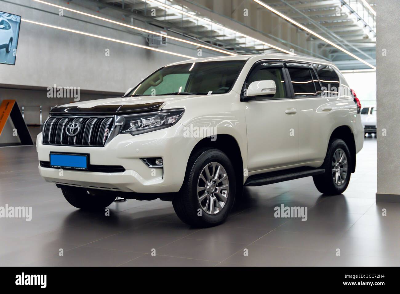 Almaty, Kazakhstan - 28 juillet 2025 : Toyota Land Cruiser Prado J150 blanc dans un lot de reprise. Constructeur automobile japonais Banque D'Images