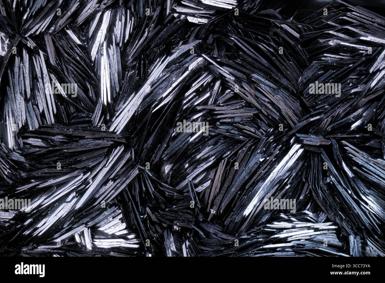 Cristaux de lames d'hématite. Spécimen de la mine Clara, Oberwolfach, Allemagne. Micro photographie en gros plan. photographie de cristal minéral au microscope Banque D'Images