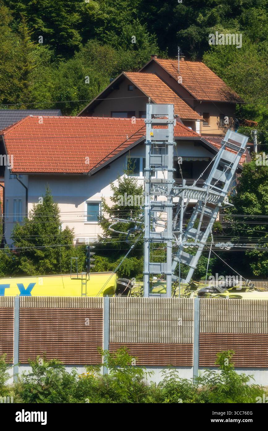 Borovnica, Slovénie du 10 au 2025 juillet, un wagon de fret ferroviaire a déraillé à la gare de Borovnica, Slovénie Banque D'Images