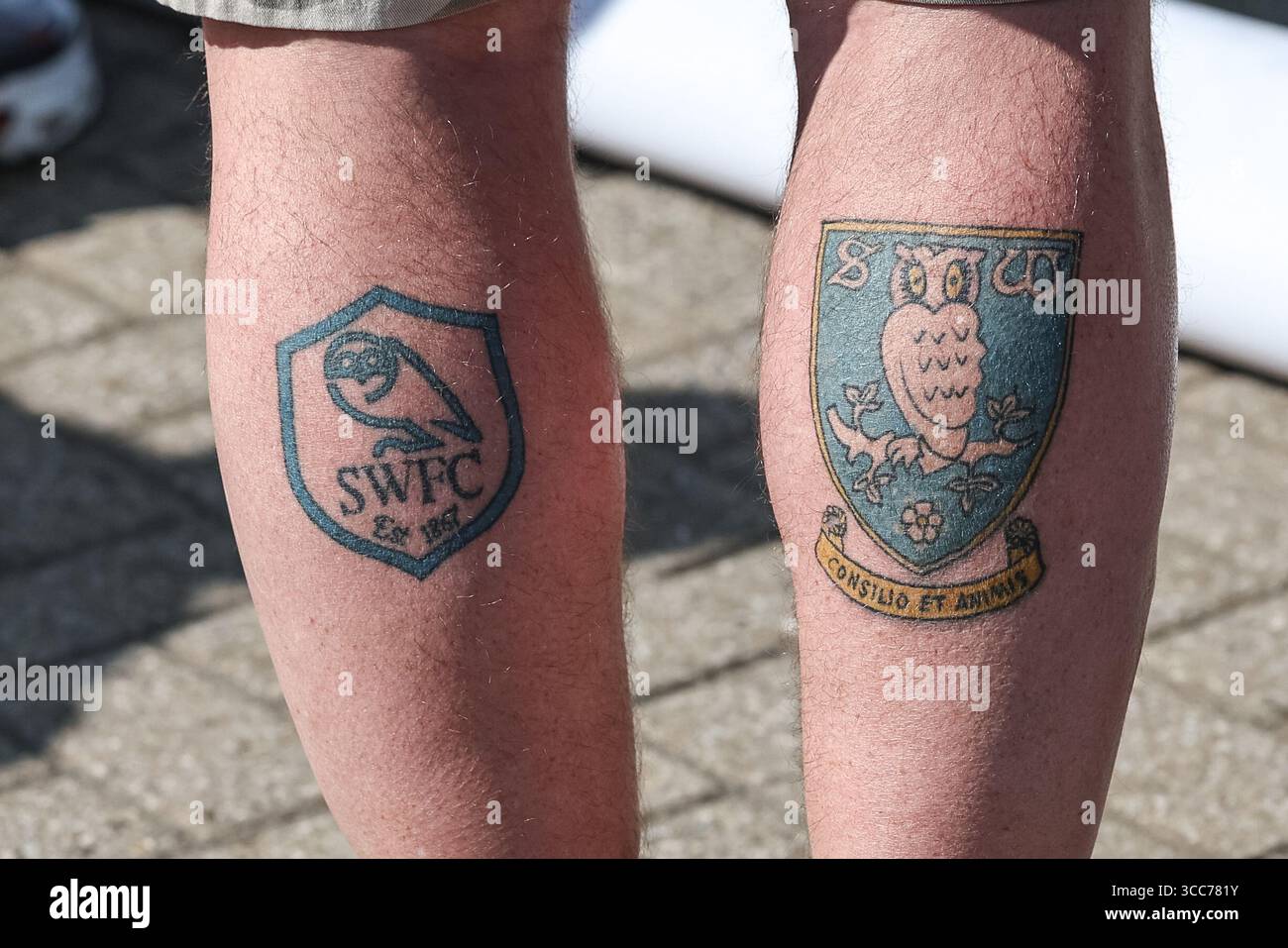 Leicester, Royaume-Uni. 10 août 2025. Fan de Sheffield Wednesday avec des tatouages de club sur ses jambes lors du match du Sky Bet Championship Leicester City vs Sheffield Wednesday au King Power Stadium, Leicester, Royaume-Uni, le 10 août 2025 (photo par Mark Cosgrove/News images) à Leicester, Royaume-Uni le 8/10/2025. (Photo de Mark Cosgrove/News images/SIPA USA) crédit : SIPA USA/Alamy Live News Banque D'Images