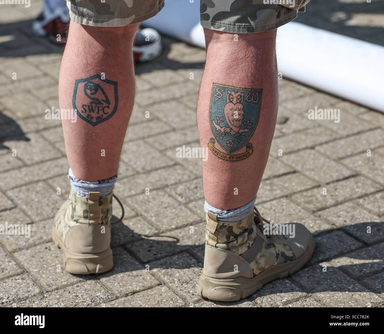 Leicester, Royaume-Uni. 10 août 2025. Fan de Sheffield Wednesday avec des tatouages de club sur ses jambes lors du match du Sky Bet Championship Leicester City vs Sheffield Wednesday au King Power Stadium, Leicester, Royaume-Uni, le 10 août 2025 (photo par Mark Cosgrove/News images) à Leicester, Royaume-Uni le 8/10/2025. (Photo de Mark Cosgrove/News images/SIPA USA) crédit : SIPA USA/Alamy Live News Banque D'Images