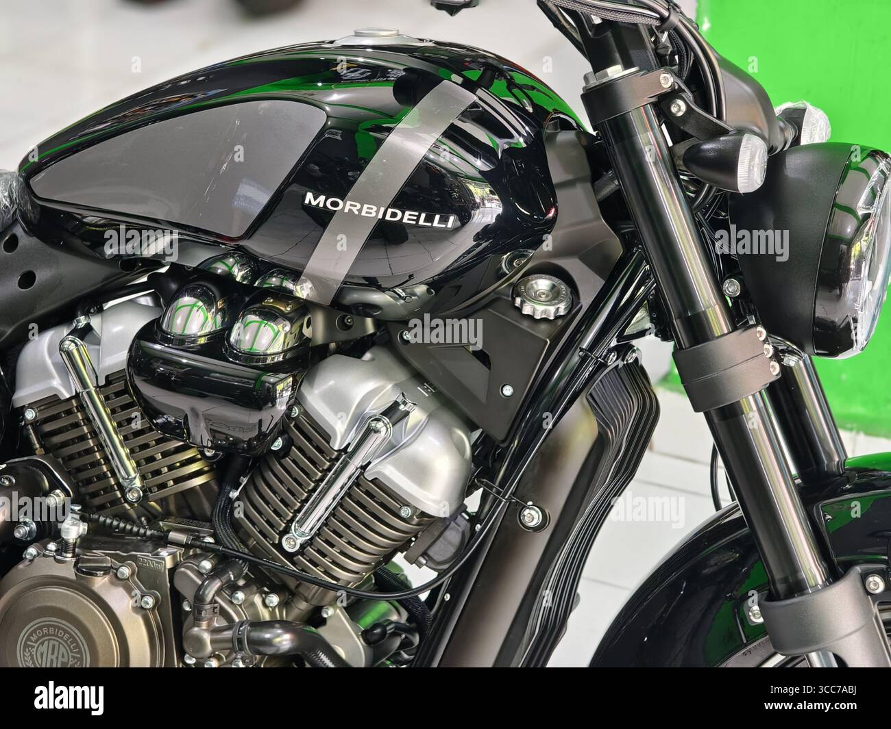 Denpasar, Bali, Indonésie – 8 août 2025 : gros plan sur Morbidelli Motorcycle V-Twin Engine, réservoir de carburant et suspension avant Banque D'Images