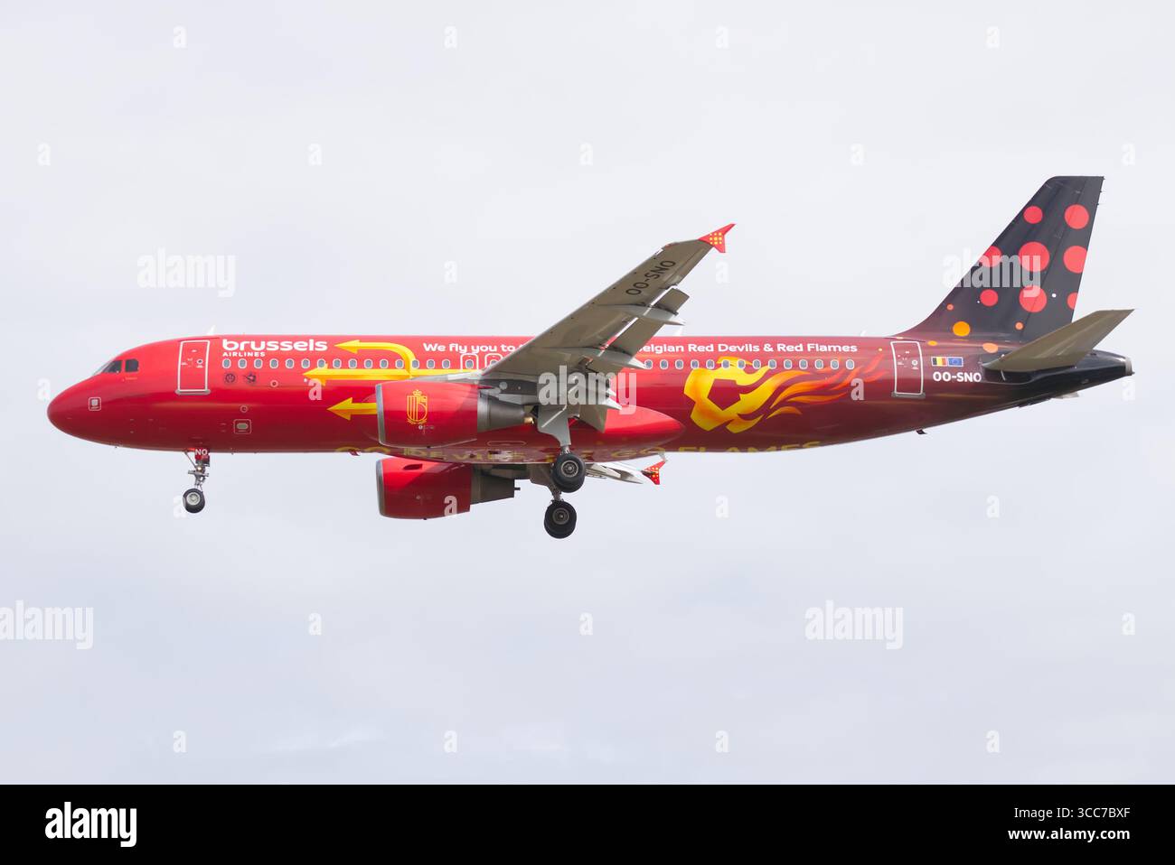 Brussels Airlines Airbus A320 Red Devils et Red Flames livrées sur terre. Londres - 9 août 2025 Banque D'Images Brussels Airlines Airbus A320 Red Devils et Red Flames livrées sur terre. Londres - 9 août 2025 Banque D'Images
