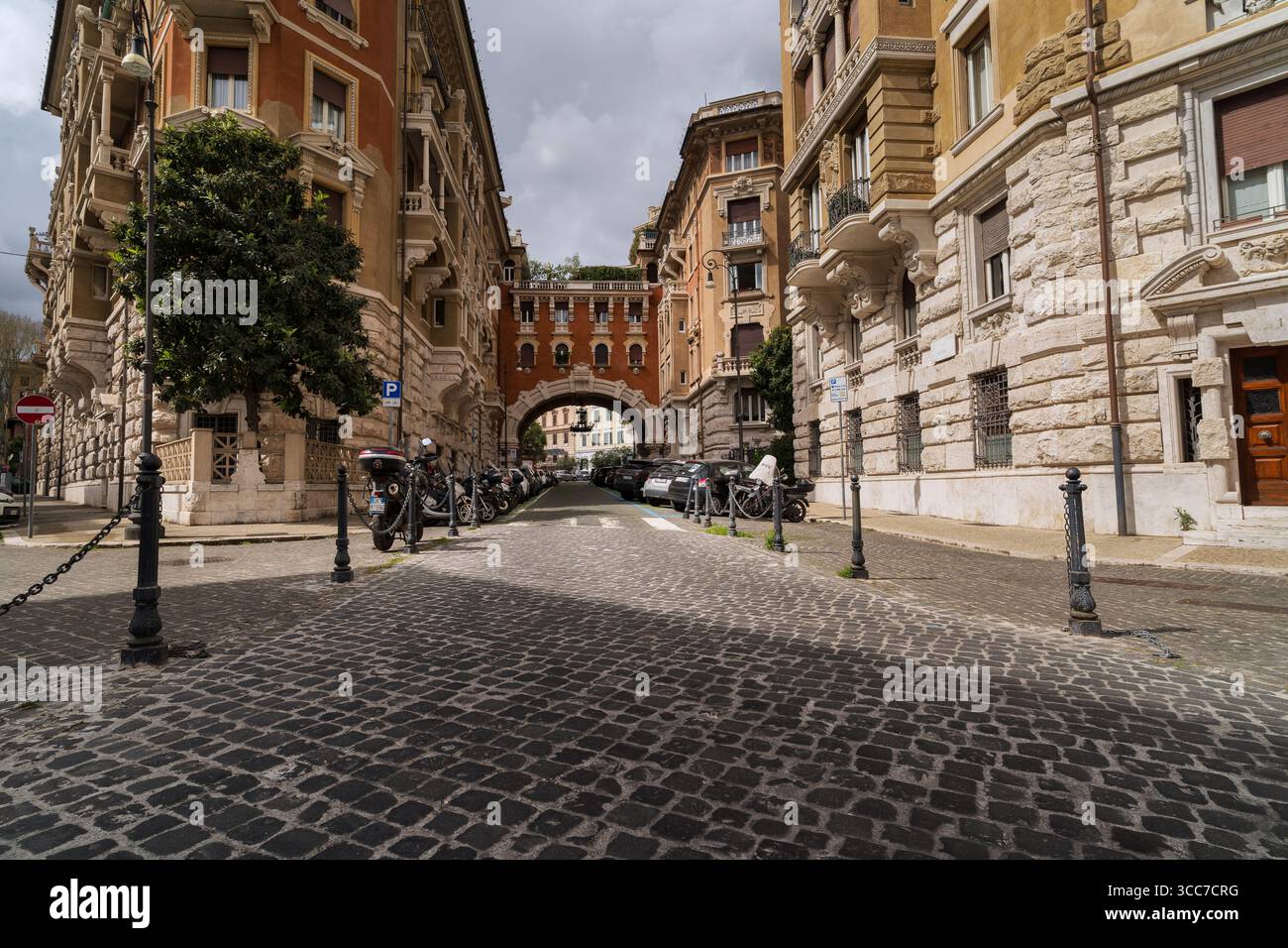 Pittoresque rue pavée dans le quartier Coppedè, Rome avec l'architecture italienne classique. Banque D'Images