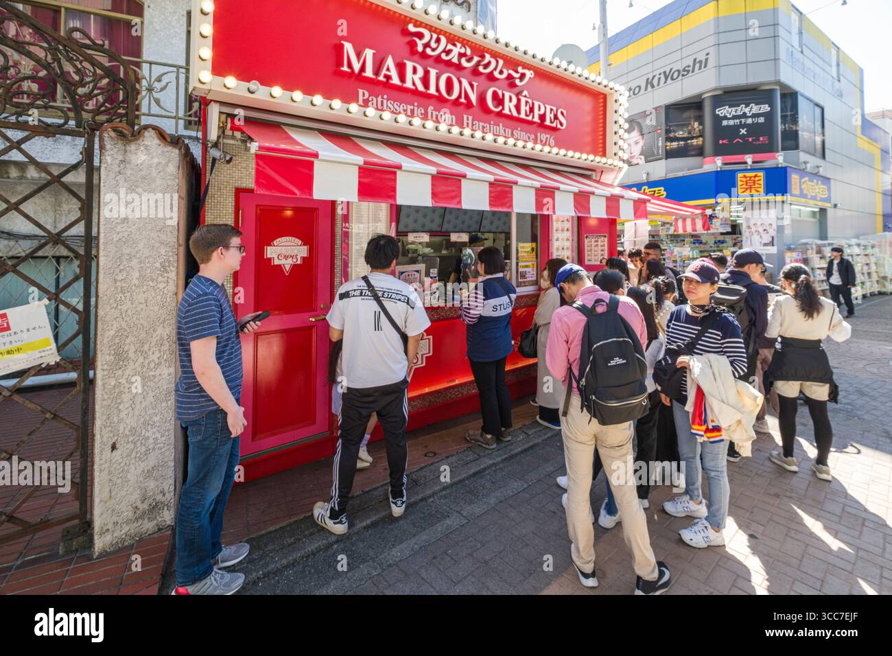 Les gens qui commandent des crêpes de Marion Crêpes Takeshitadori Creperie, Takeshita Street, Harajuku, Jingumae, Shibuya City, Tokyo, Kantō, Honshu, Japon Banque D'Images
