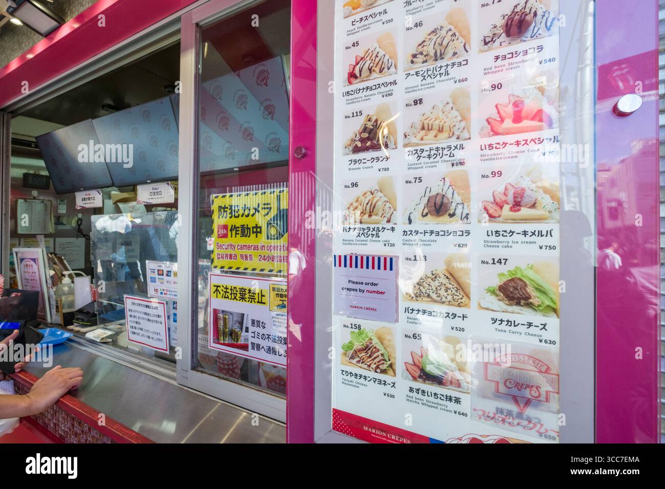 Menu exposé à Marion Crêpes Takeshitadori Creperie, Takeshita Street, Harajuku, Jingumae, Shibuya City, Tokyo, Kantō, Honshu, Japon Banque D'Images