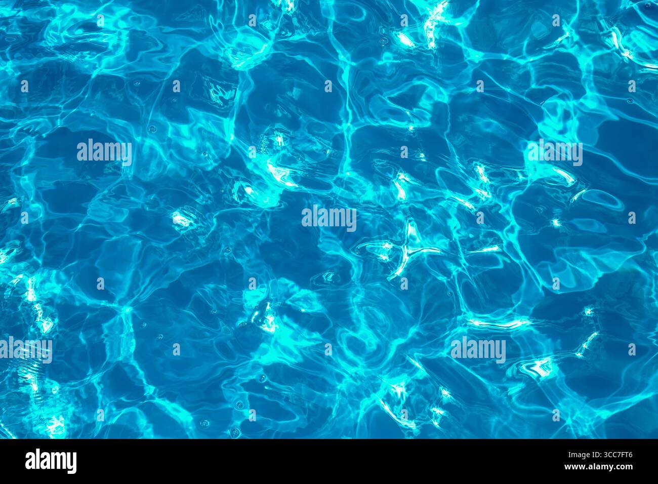 Surface d'eau bleue avec éblouissement et ondulations. Vue de dessus Banque D'Images