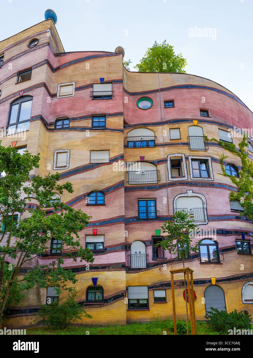 Vue architecturale de l'ensemble résidentiel Waldspirale avec des façades colorées et ondulées et des éléments de design uniques à Darmstadt, Allemagne. Banque D'Images