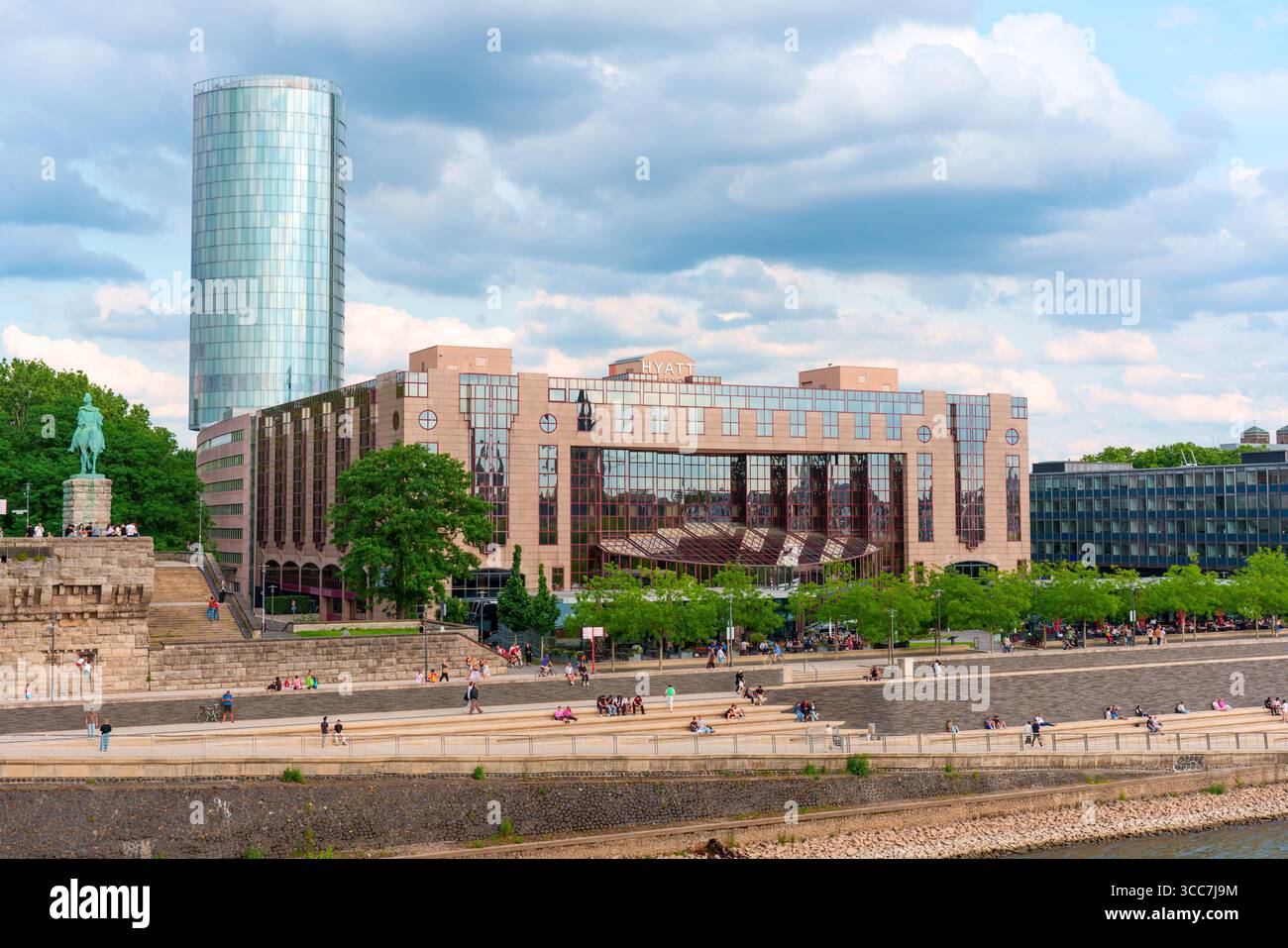 Cologne, Allemagne - 15 juin 2025 : vue architecturale de l'hôtel Hyatt Regency Cologne et du gratte-ciel du triangle de Cologne le long du Rhin à Cologne, Banque D'Images