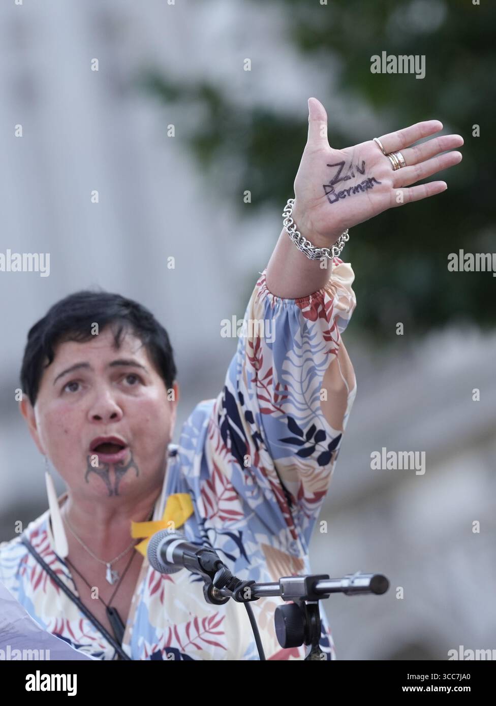 Le pasteur Bo Ace, pasteur associé à l'église de Lea Valley, montre le nom de l'otage Ziv Berman sur leur main alors qu'il s'exprimait lors de la Marche nationale pour les otages, dans le centre de Londres, en soutien aux membres de la famille des otages détenus par le groupe militant palestinien Hamas. Date de la photo : dimanche 10 août 2025. Banque D'Images Le pasteur Bo Ace, pasteur associé à l'église de Lea Valley, montre le nom de l'otage Ziv Berman sur leur main alors qu'il s'exprimait lors de la Marche nationale pour les otages, dans le centre de Londres, en soutien aux membres de la famille des otages détenus par le groupe militant palestinien Hamas. Date de la photo : dimanche 10 août 2025. Banque D'Images