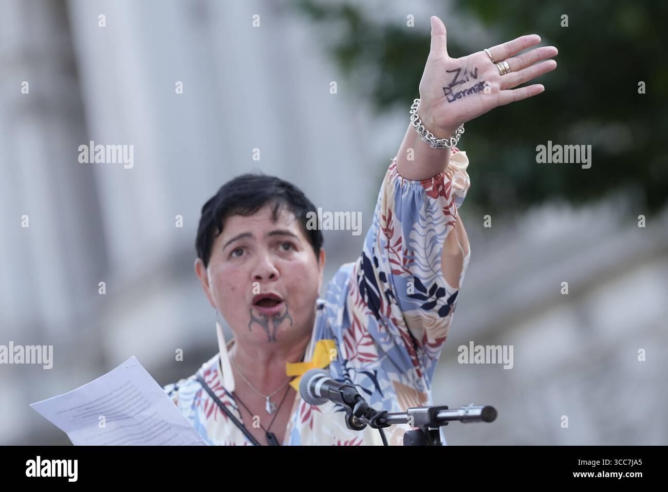 Le pasteur Bo Ace, pasteur associé à l'église de Lea Valley, montre le nom de l'otage Ziv Berman sur leur main alors qu'il s'exprimait lors de la Marche nationale pour les otages, dans le centre de Londres, en soutien aux membres de la famille des otages détenus par le groupe militant palestinien Hamas. Date de la photo : dimanche 10 août 2025. Banque D'Images Le pasteur Bo Ace, pasteur associé à l'église de Lea Valley, montre le nom de l'otage Ziv Berman sur leur main alors qu'il s'exprimait lors de la Marche nationale pour les otages, dans le centre de Londres, en soutien aux membres de la famille des otages détenus par le groupe militant palestinien Hamas. Date de la photo : dimanche 10 août 2025. Banque D'Images
