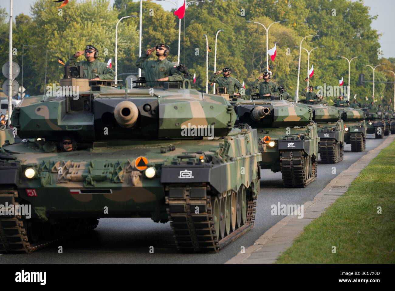 Les chars Leopared 2PL sont aperçus tôt le matin à Varsovie, en Pologne, le 10 août 2025. Des répétitions ont lieu à Varsovie pour le prochain m annuel Banque D'Images