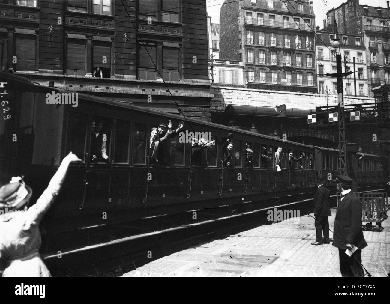 Premiers départs de trains de personnes mobilisées de gare de l'est (Paris) en août 1914. Banque D'Images