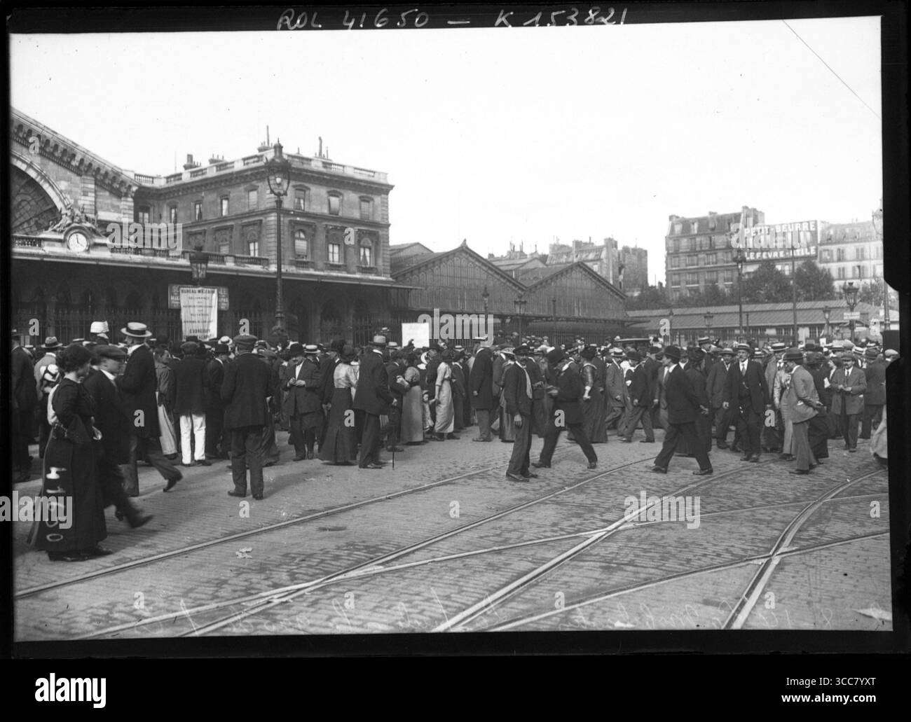 Départ des soldats français, gare de l'est (Paris), lors de la mobilisation, au début de la première Guerre mondiale. L'aile droite de la gare de l'est n'est pas encore construite. Banque D'Images