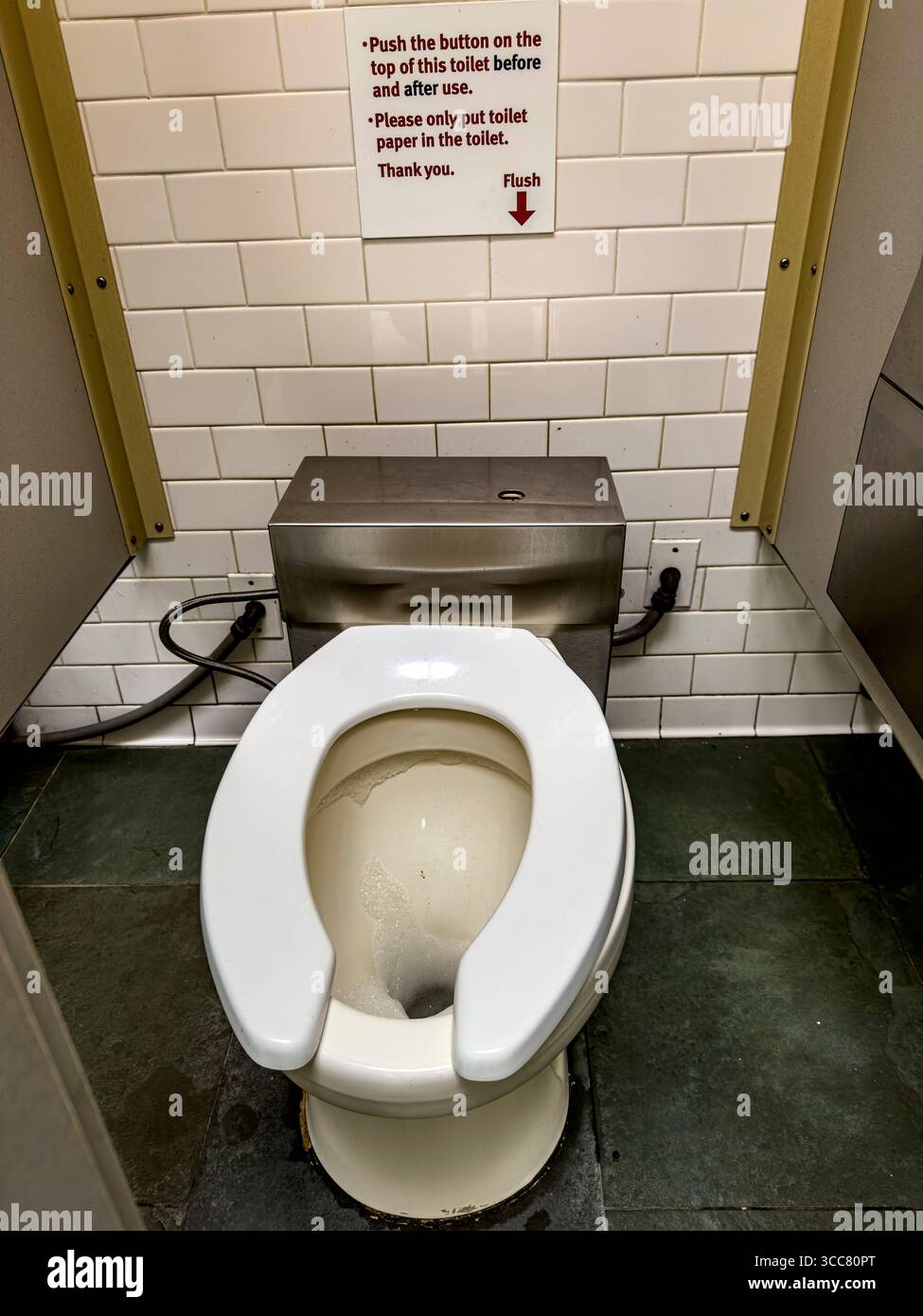 ECO-toilettes avec une toilette à chasse d'eau en mousse qui utilise une couverture en mousse pour rincer et conserver l'eau, Un signe d'instructions pour appuyer sur le bouton avant et après utilisation Banque D'Images