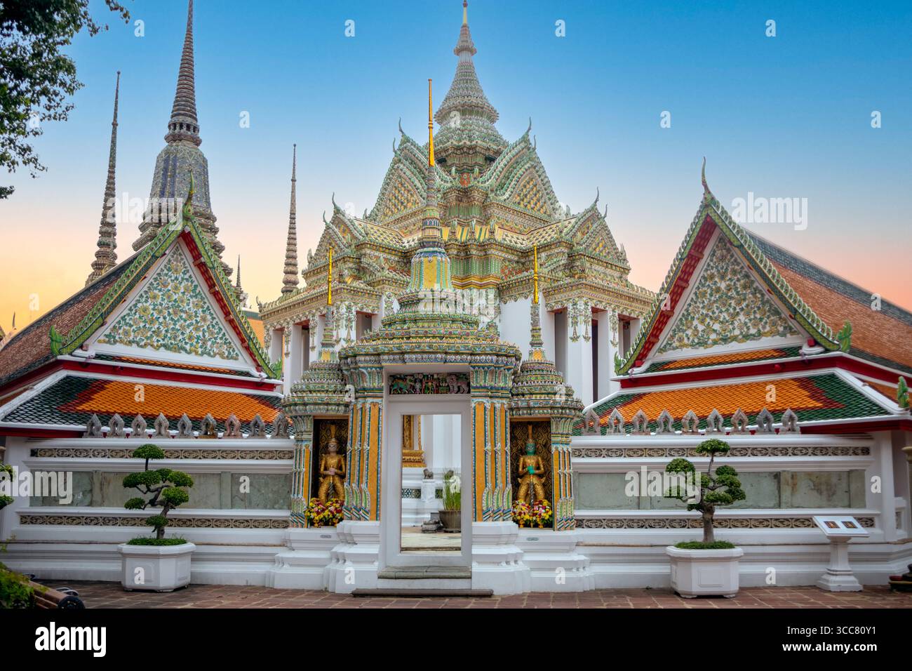 Vue du temple bouddhiste Phra Mondop dans le complexe du temple bouddhiste Wat po à Bangkok, Thaïlande. Banque D'Images